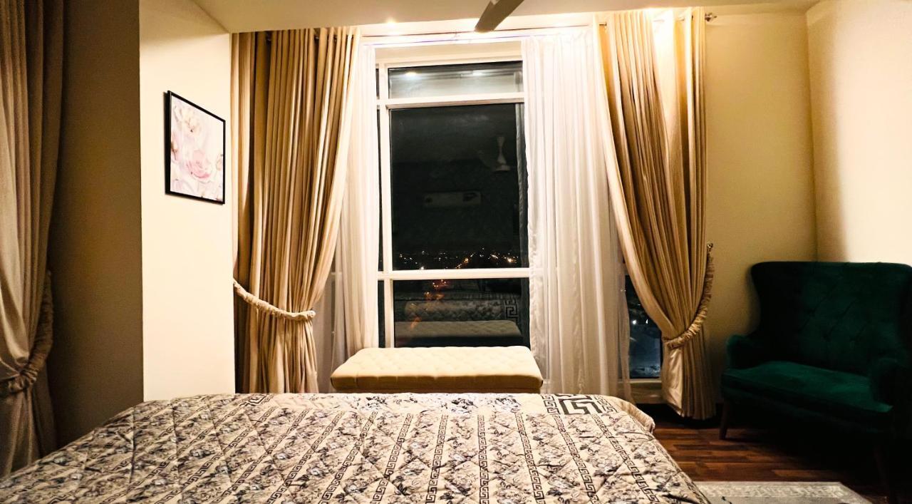 Appartement Sky Heights Luxury Apart Facing Centaurus à Islamabad Extérieur photo